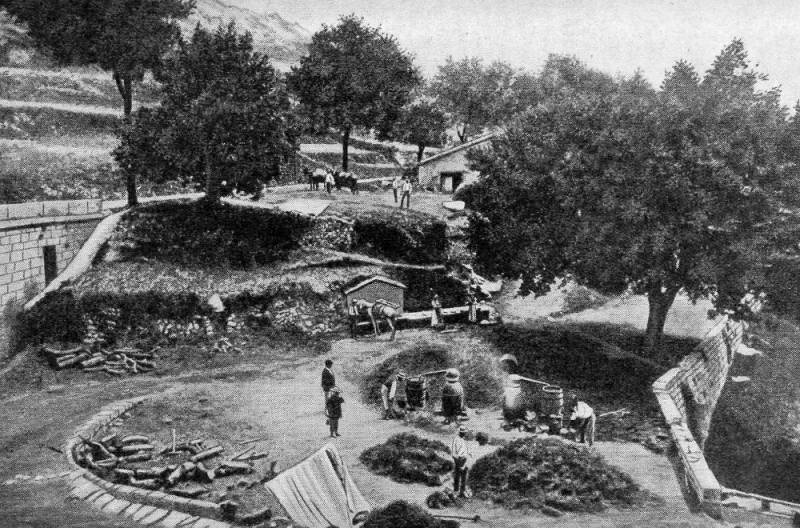 Destillation von Lavendelöl bei Escragonelles (Département des Alpes...