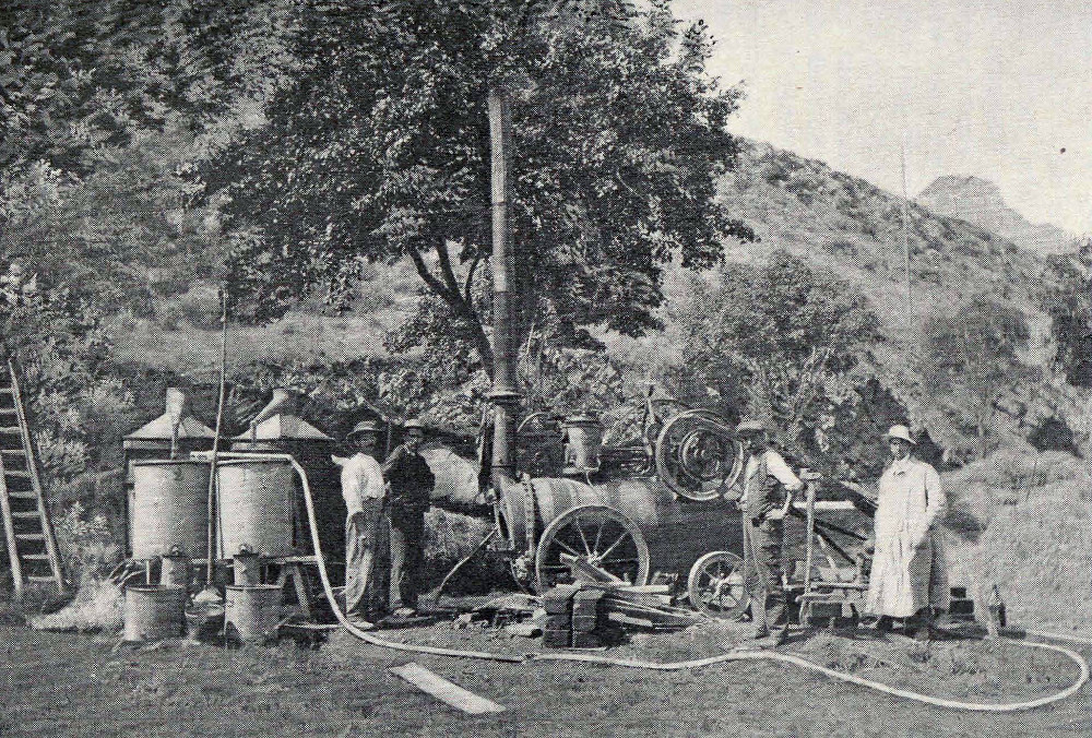 Wanderdampfdestillation für Lavendel in Castellane (Basses-Alpes)